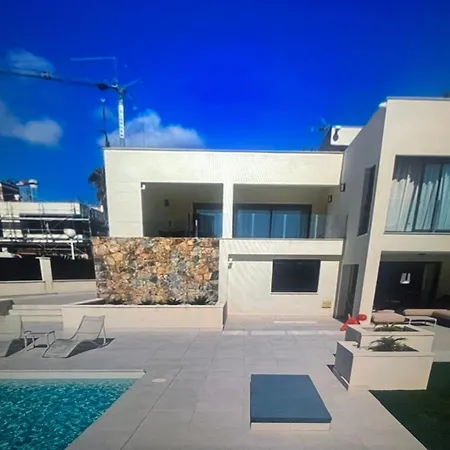 Espectacular Moderna, Situada En